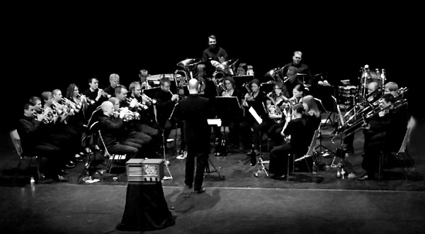 Nordvestjysk Brass Band p&aring; scenen ved Silkebl&aelig;s 2009